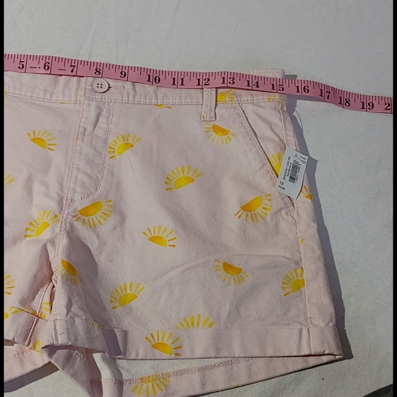 Old Navy Sunshine Shorts - Picture 5 of 10